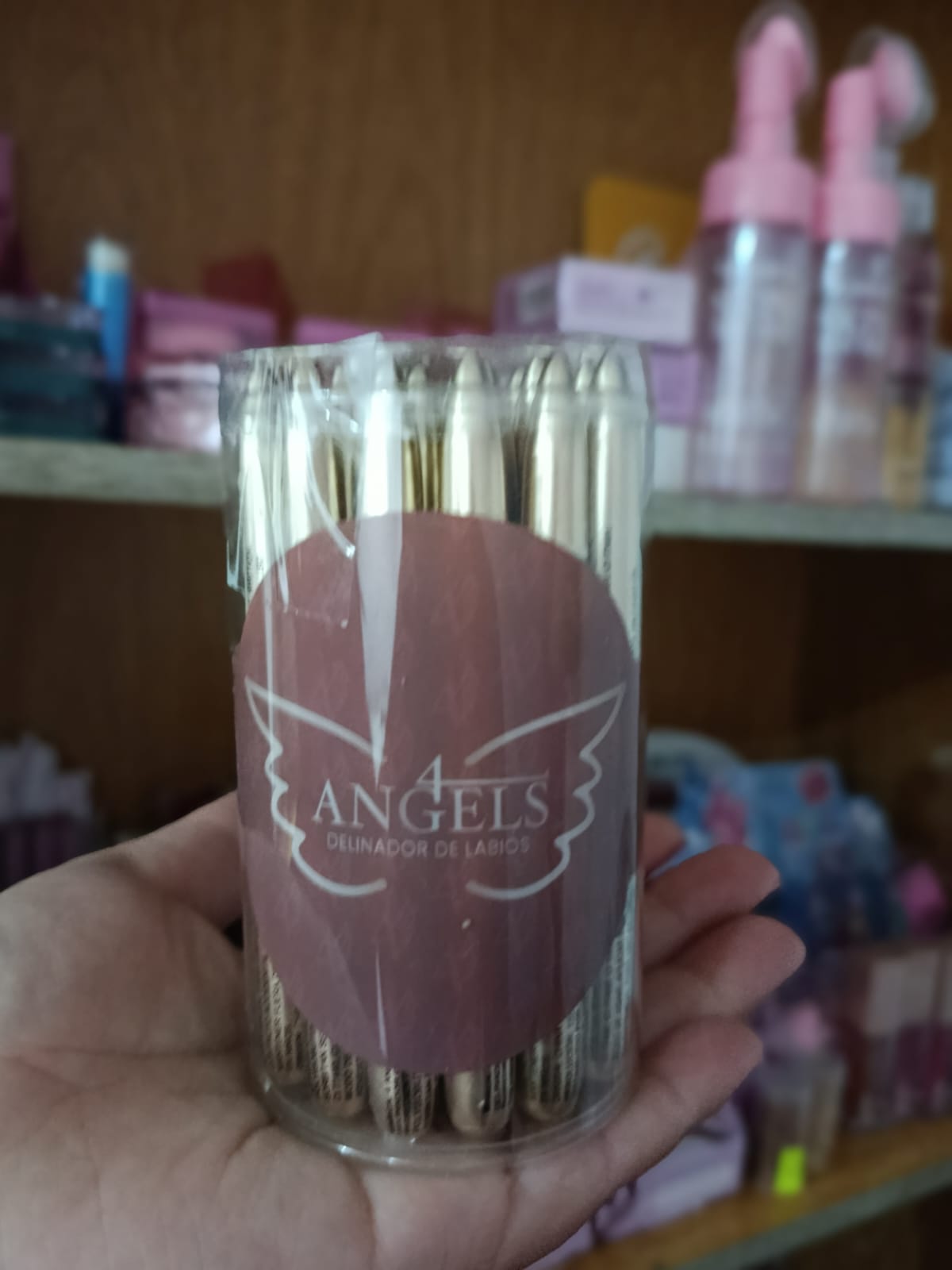 DELINEADOR DE LABIOS ENVASE DORADO