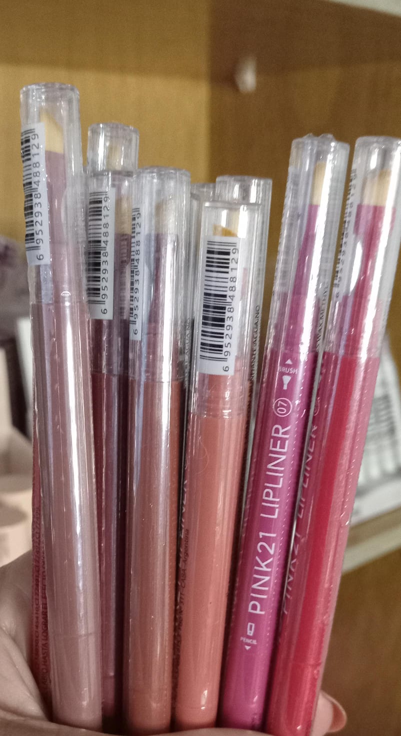Delineador labios + brochas
